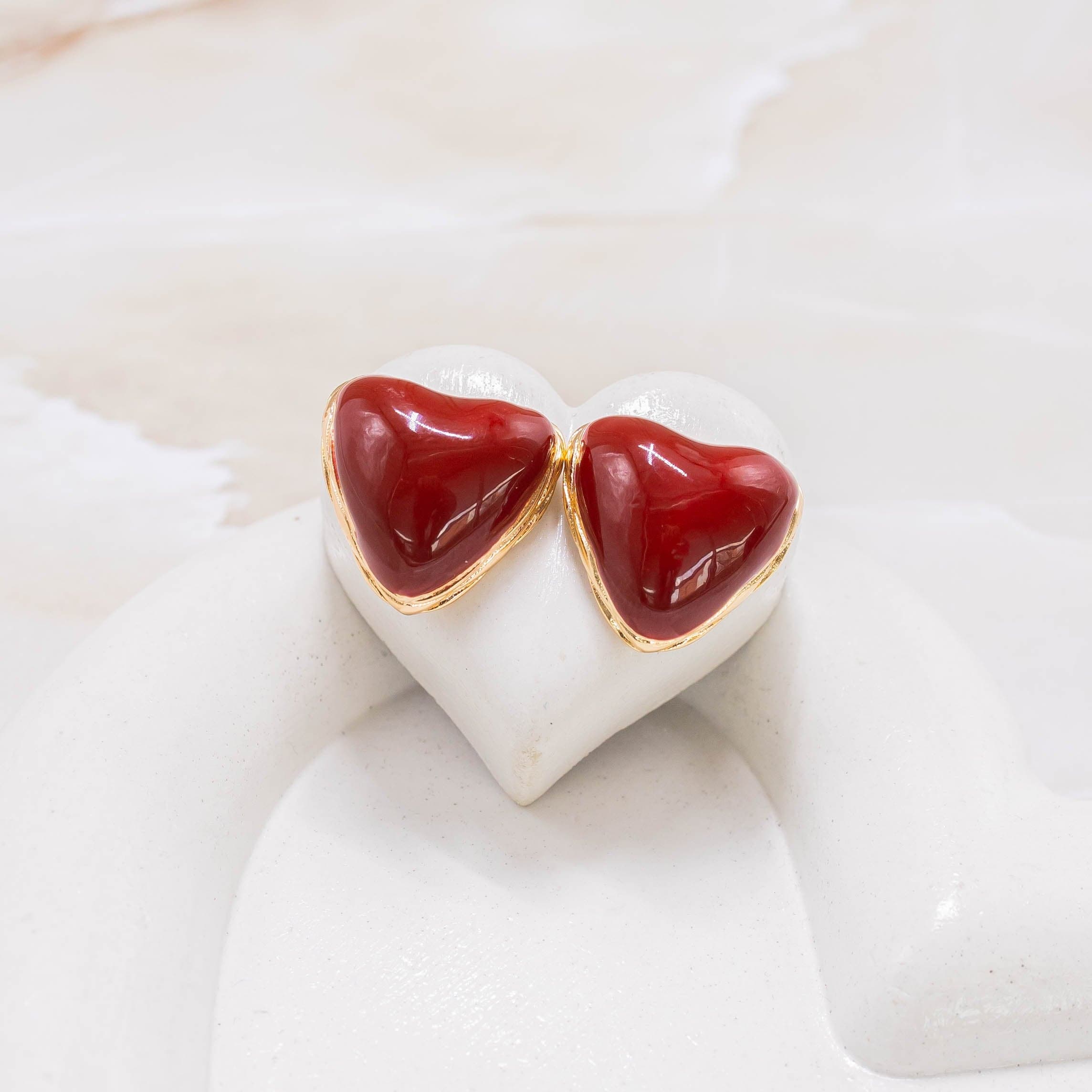 Arete corazón vinotinto