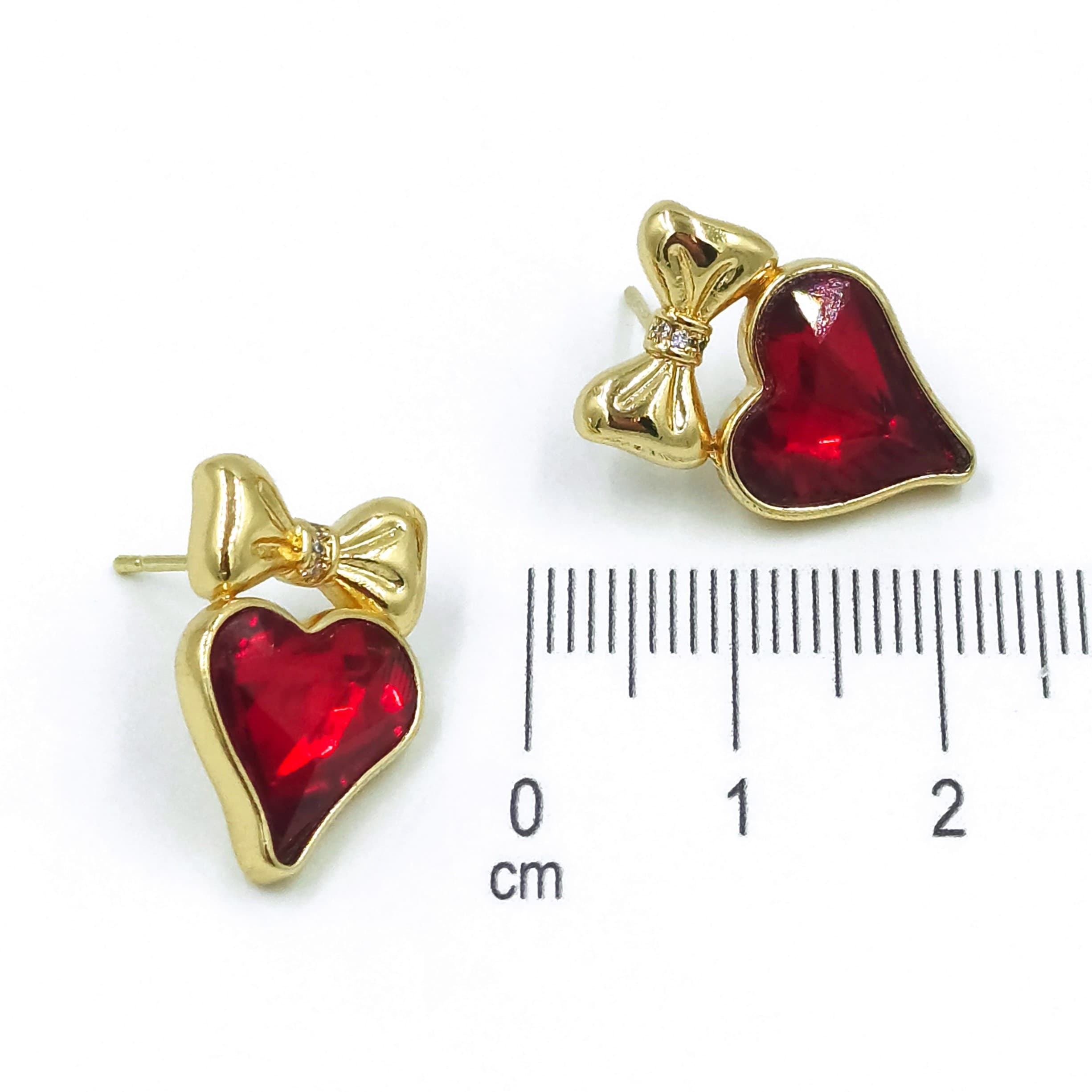 Arete corazón rojo